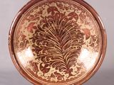 une assiette marron et blanche ornée d'un motif