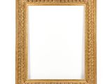 un cadre doré sur un mur blanc, avec un fond blanc