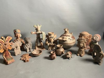 de nombreuses figurines de formes et de tailles variées sur la table