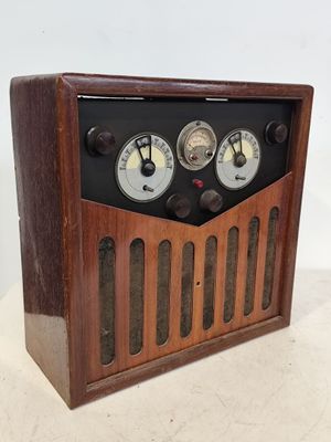 une radio à l'ancienne posée sur une table en bois
