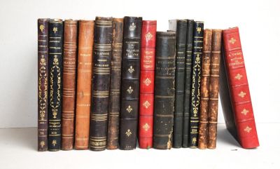 de nombreux livres anciens alignés sur une étagère