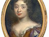 portrait d'une jeune femme vêtue d'une robe marron et d'une robe bleue