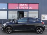 l'avant d'une voiture noire garée devant un immeuble