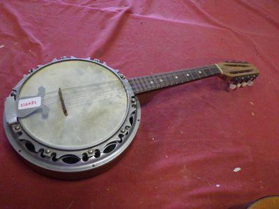 un banjo posé sur un drap rouge