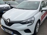 la voiture blanche est garée dans le parking à côté d'autres voitures