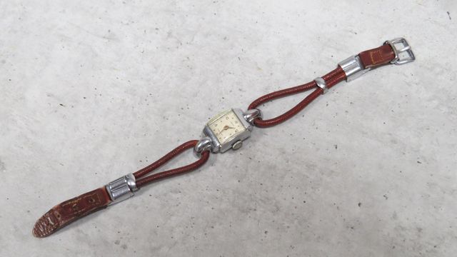 Pierce. Montre bracelet en métal et cuir. Réserve de fonctionneme