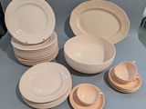 beaucoup d'assiettes, de tasses et de soucoupes sur la table