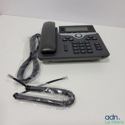 un téléphone posé sur une table