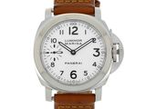 gros plan d'une montre sur fond blanc