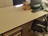 un bureau avec une chaise et un ordinateur dessus