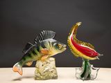 deux figurines représentant un poisson et un poisson posé sur un rocher