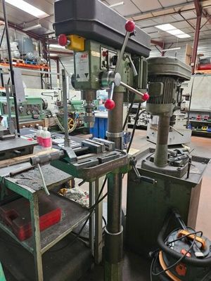 une photo d'un atelier d'usinage rempli d'outils