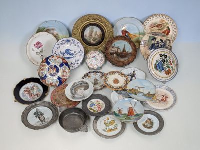 un grand nombre d'assiettes posées sur une table