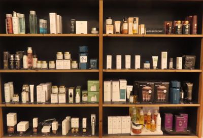 de nombreux types de produits de soins de la peau dans les rayons