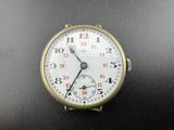 gros plan d'une montre sur une surface noire