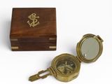 une vieille boussole en laiton dans un coffret en bois, sur fond blanc