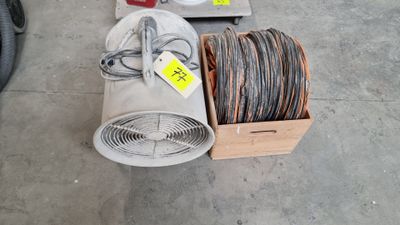 plein de fils et un ventilateur posé par terre