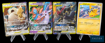 Quatre cartes Pokémon sont alignées les unes à côté des autres sur un fond noir.