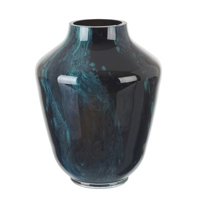 un vase bleu posé sur une surface blanche