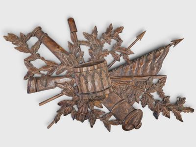 une horloge en bois sur laquelle figurent tout un tas d'éléments différents