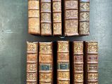 six vieux livres empilés les uns sur les autres sur une table