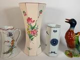trois vases posés l'un à côté de l'autre sur une table