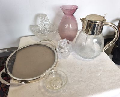 une table sur laquelle sont posés de nombreux objets en verre