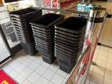 de nombreux bacs remplis de produits alimentaires sur un chariot dans un magasin