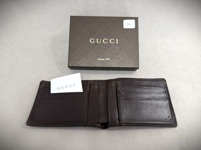 gucci men ' s leather bifold wallet with card holder