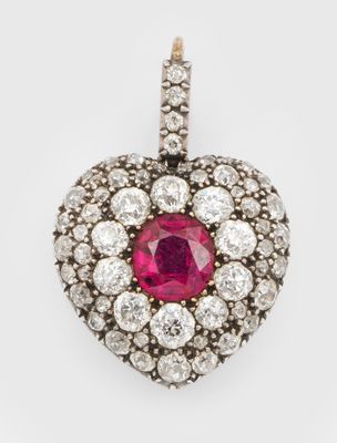 un pendentif en forme de cœur, orné d'un rubis et de diamants