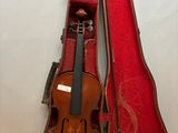 un violon posé dans son étui sur une table