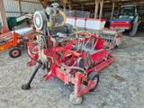 une photo d'une machine rouge dans une grange