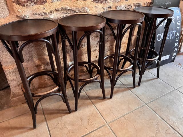 Quatre tabourets de bar bois courbe. Frais en sus 14.28%. TVA Réc...
