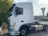 un camion blanc garé sur le parking