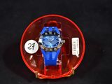 une montre bleue et rouge dans un étui en plastique transparent