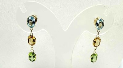 deux paires de boucles d'oreilles ornées de pierres multicolores