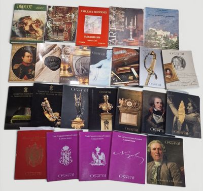 un grand nombre de livres posés sur une table