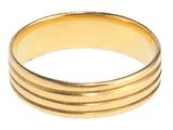 une image d'un gros plan d'une bague en or sur un fond blanc