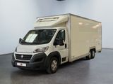 un camion blanc garé dans une grande pièce