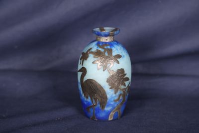 un vase bleu et blanc orné d'un oiseau