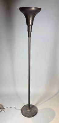l'image d'une lampe posée sur une table