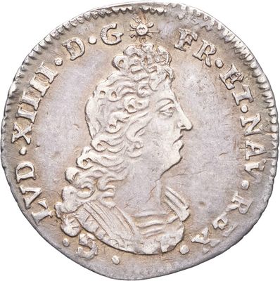 une vieille pièce d'argent surmontée d'une couronne