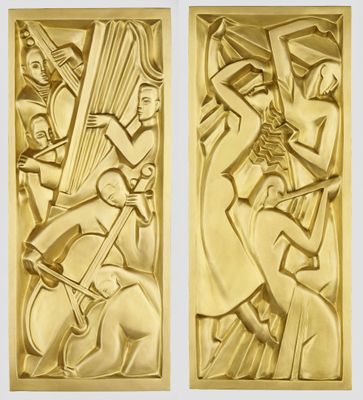 une paire de panneaux Art déco représentant un homme jouant du violoncelle et une femme jouant du violoncelle