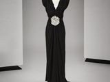 robe de soirée noire portée par un personnage du film