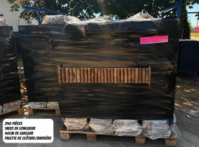 deux palettes de bois empilées les unes sur les autres