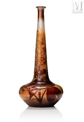 un vase posé sur une surface blanche
