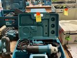 de nombreux outils posés sur la table dans la pièce