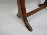 une table en bois avec un plateau en verre, posée sur un plan de travail blanc