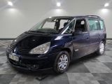 la photo d'une petite camionnette bleue garée dans un garage