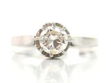 une image d'une bague en diamant sur une surface blanche